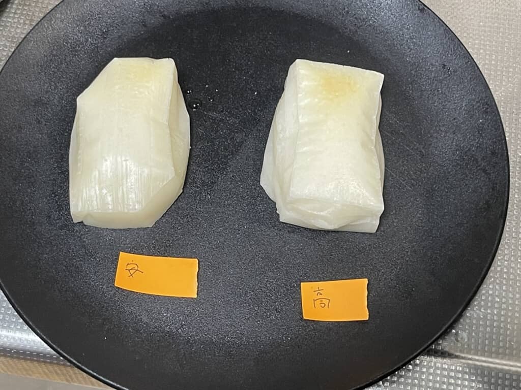 焼き上がった安いモチと高いモチ