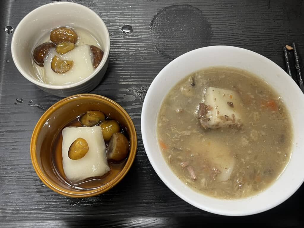 それぞれのモチを使った雑煮と栗入りのお汁粉