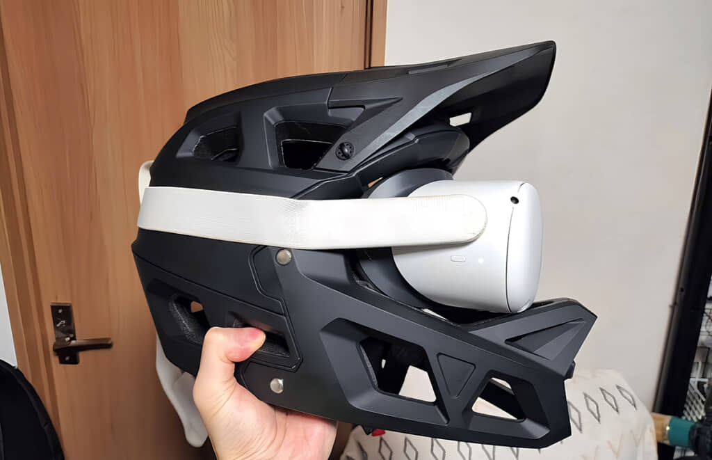 ヘルメットにVRゴーグルを取り付ける