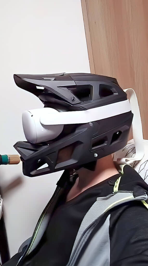 ヘルメットを被ったところ