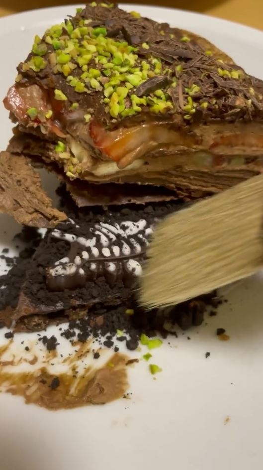 刷毛で払うと……？