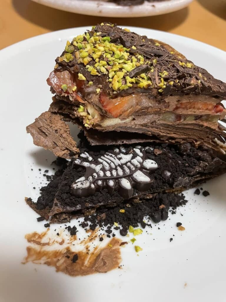 化石チョコが発掘できるミルクレープ