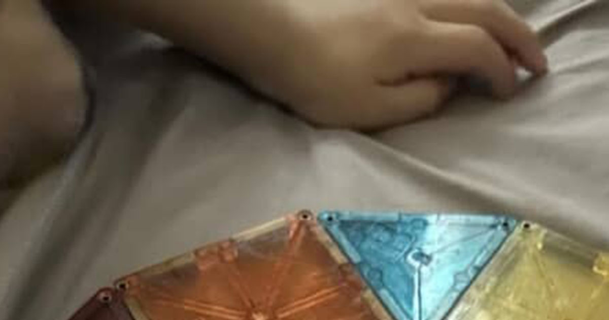 5歳息子「四角と三角で丸を作ったよ！」→見に行くと……「ここまでの天才SNSでもなかなか見ない」　衝撃の光景に反響（1/4） | 育児 ねとらぼ