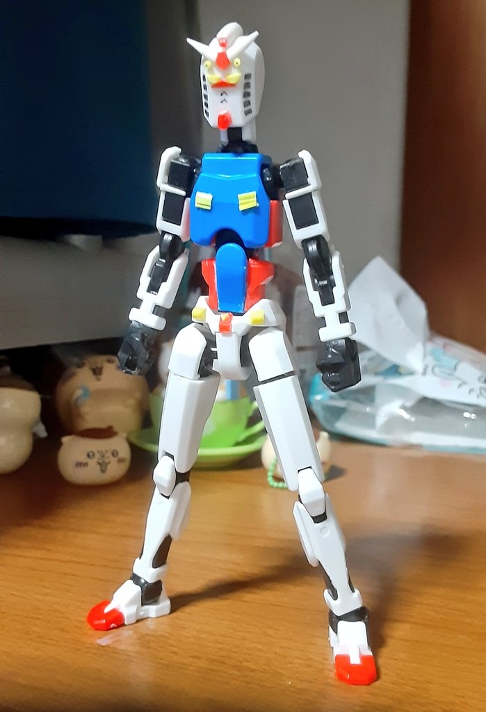 Seriaの戦闘フィギュアとプラモデルのパーツを組み合わせて作った奇妙な体形のガンダム