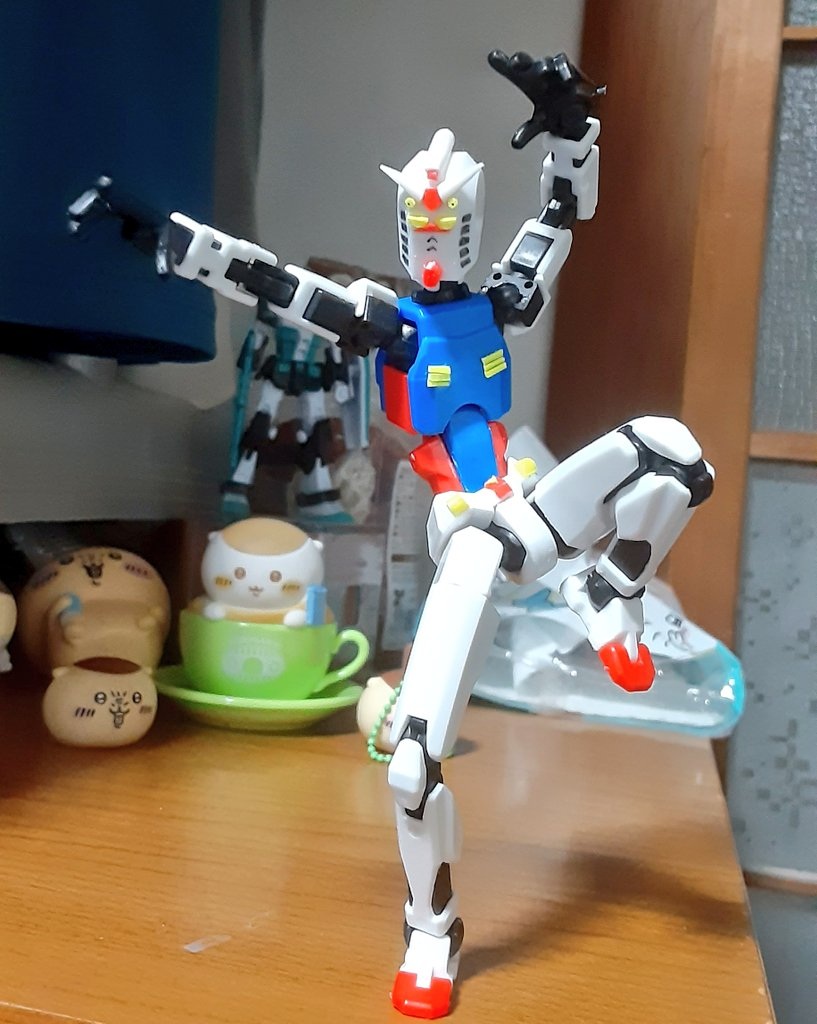 カンフーを意識したポーズがふざけているようにしか見えないコレジャナイガンダム