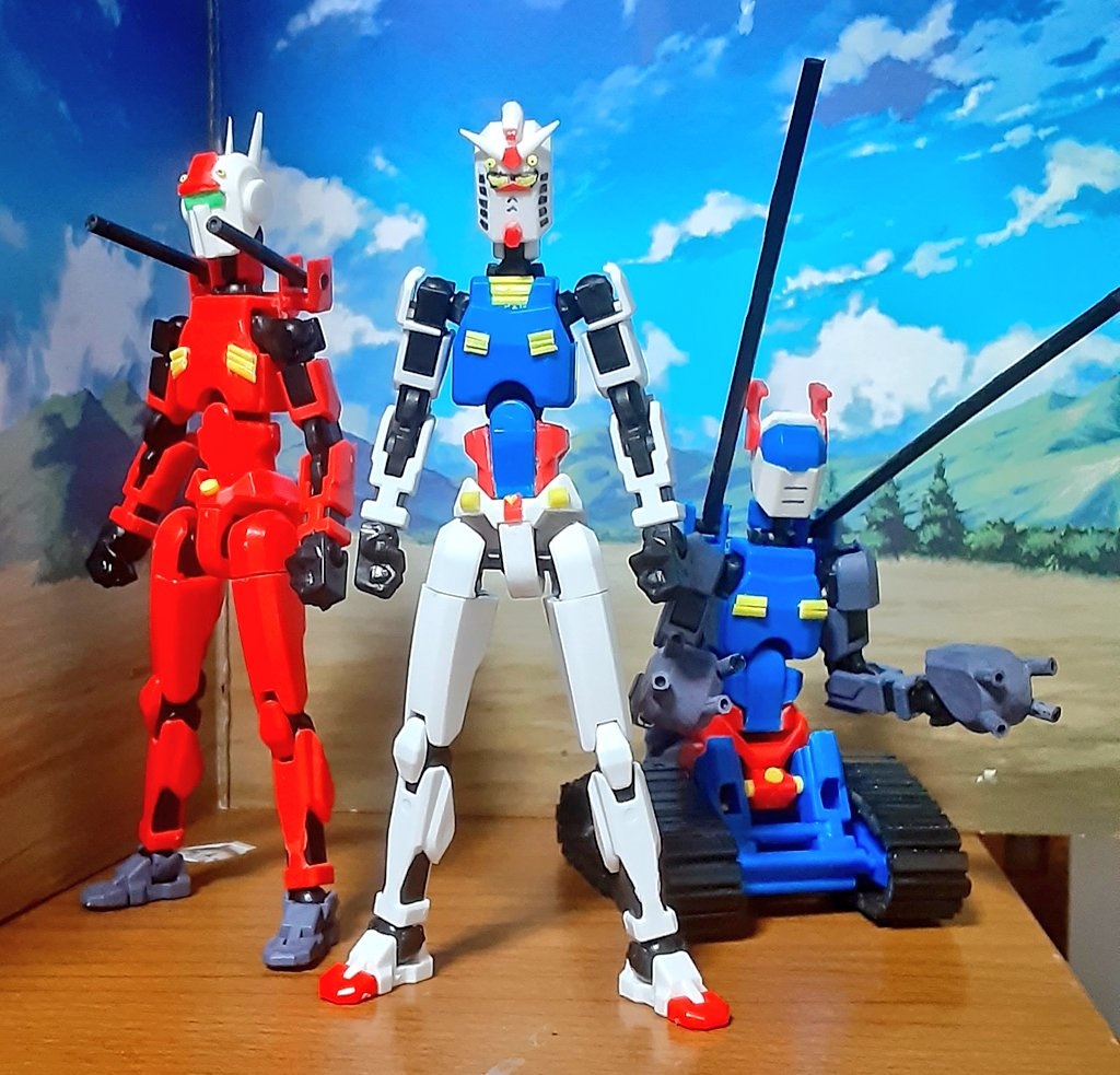 3体並んだコレジャナイガンダムとガンキャノン、ガンタンク