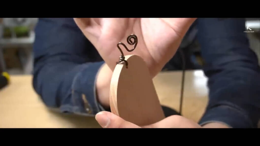 ワイヤーをぐるぐると曲げて引っ掛ける形に