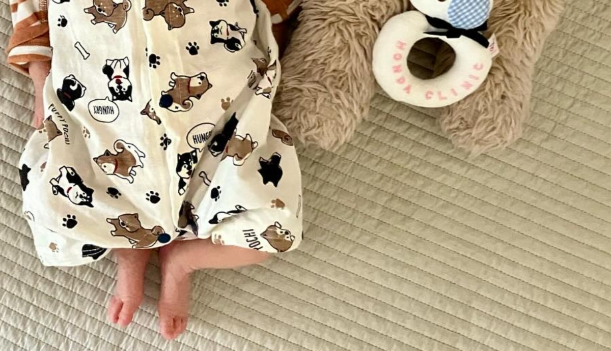 ママの撮影したニューボーンフォト→赤ちゃんの隣に写るのは……「ゆるさたまらん」「味があってかわいい」「この感じ好きだわ」（1/3） | 育児 ねとらぼ