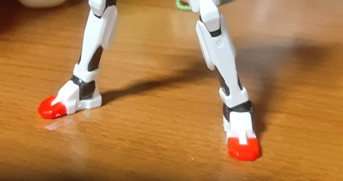 セリアの110円フィギュアでガンダムを作ったら……　まさかの姿にネット爆笑「こんなの見たらシャアも戸惑うｗ」「発想が天才すね！」（1/3） | ライフスタイル ねとらぼ