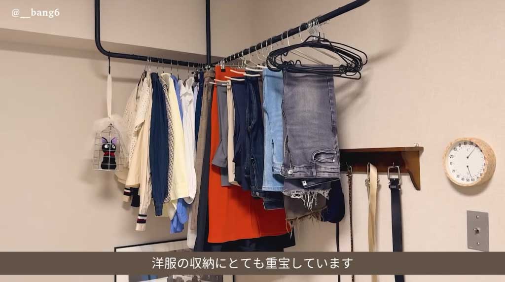 洋服の収納にはハンガーバーを活用