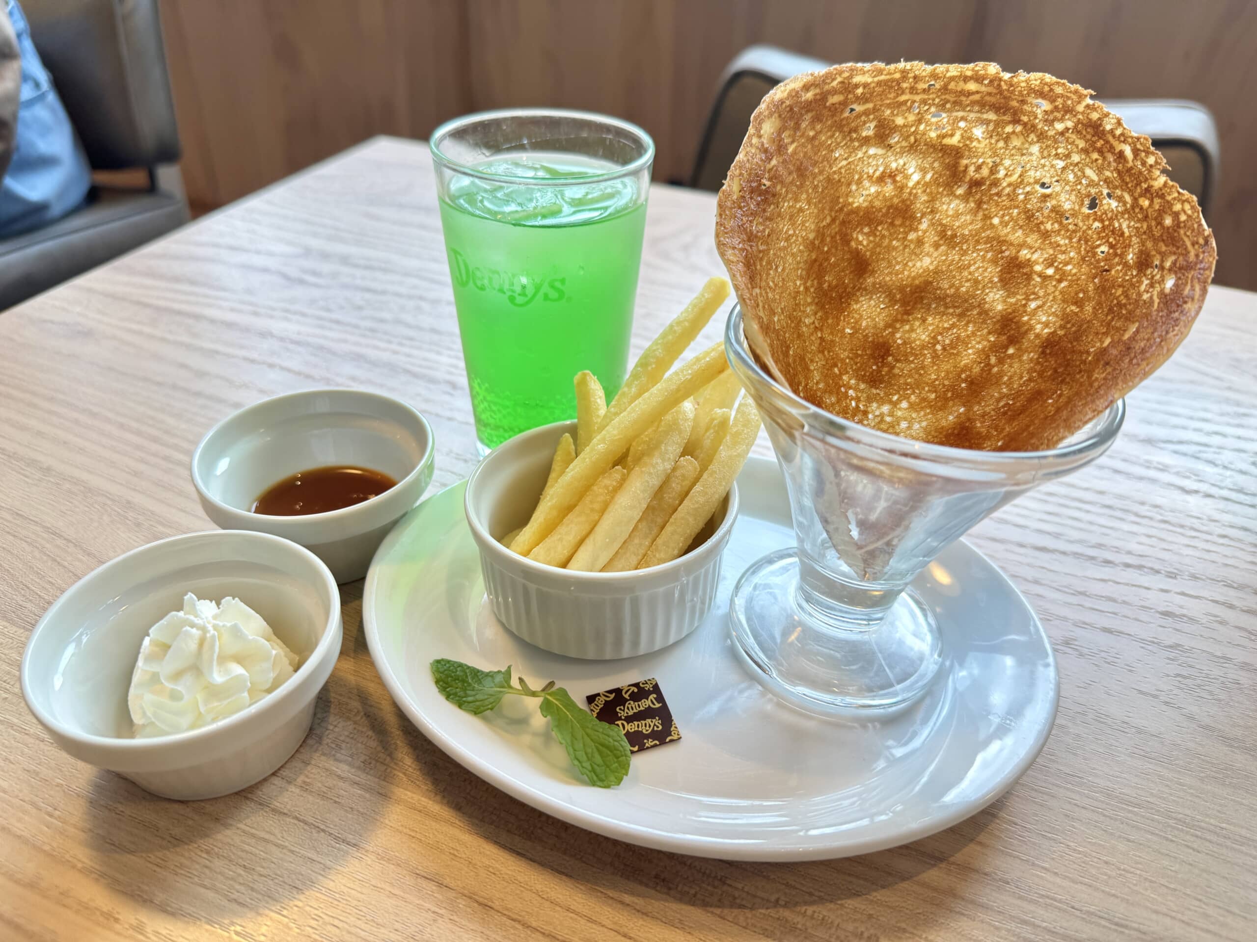 デニーズ「平日・学生限定500円」でクレープ＆ドリンクバーが楽しめる