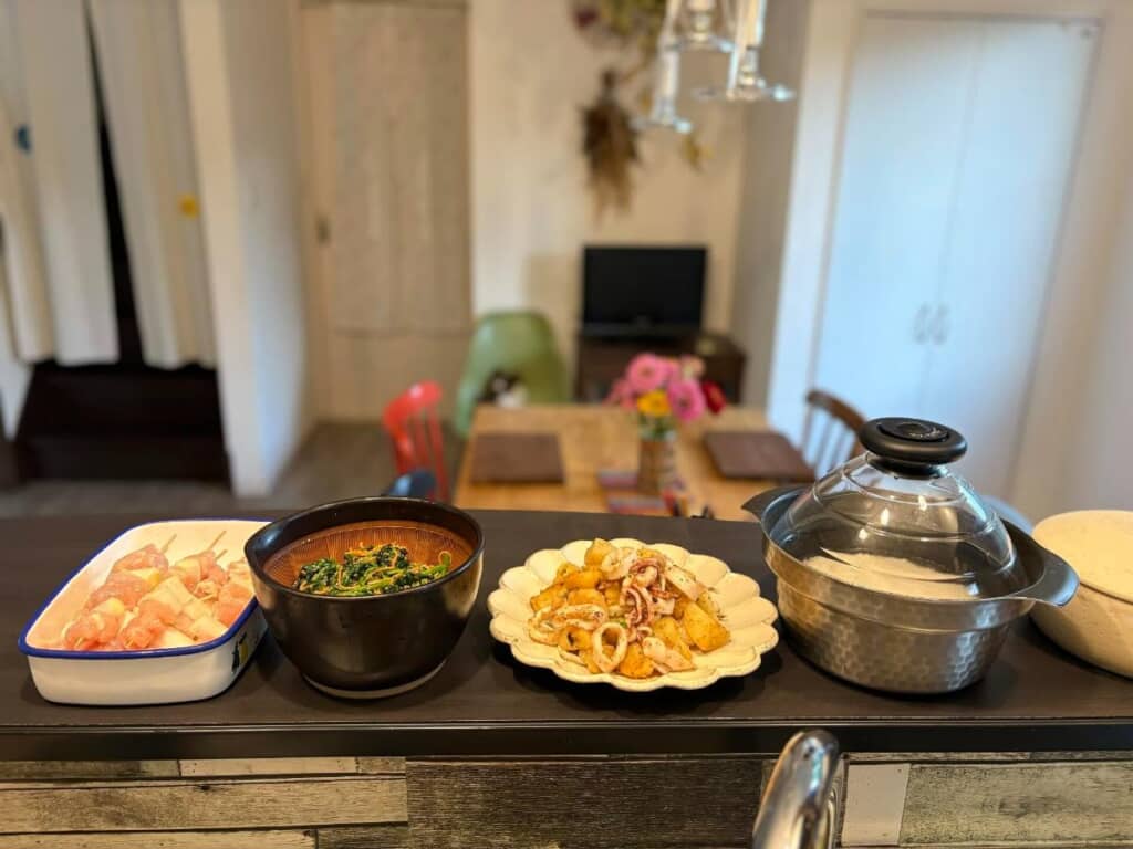 小躍りをしながらごはんの準備