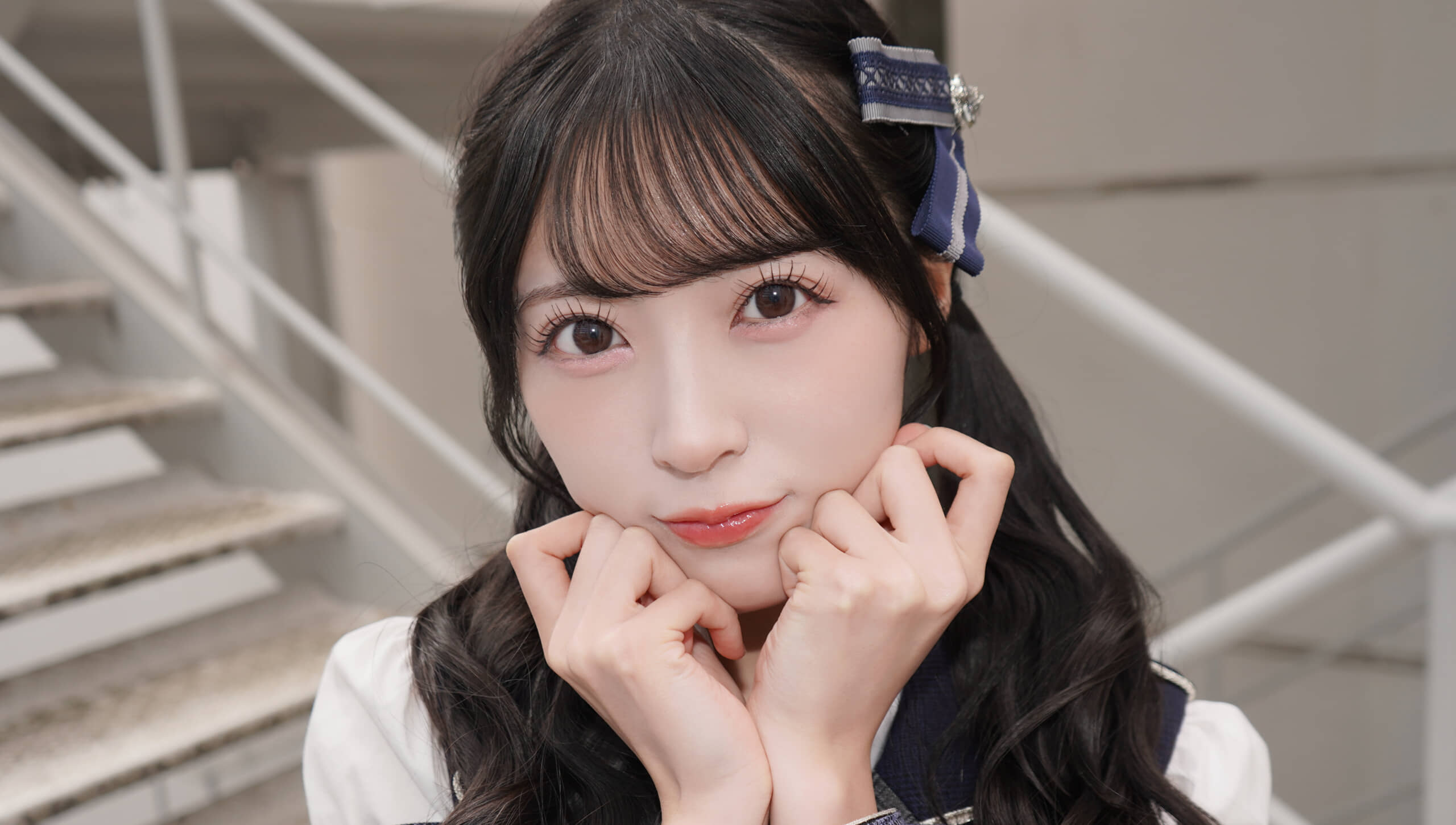 天性のアイドル」と話題のAKB48・佐藤綺星、“長すぎるまつげ”メイクの