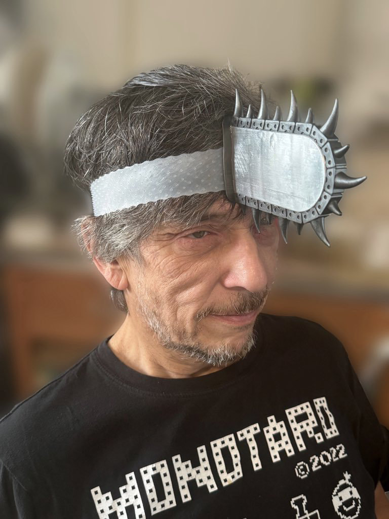 ポチタになりたくて作った小道具を身に着けたお父さん（画像提供：NOVA／@NOVAru_さん）