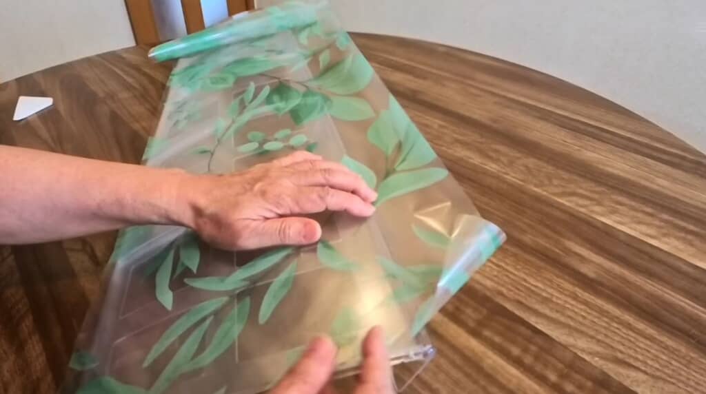 目隠しシートを貼ろうとするが……