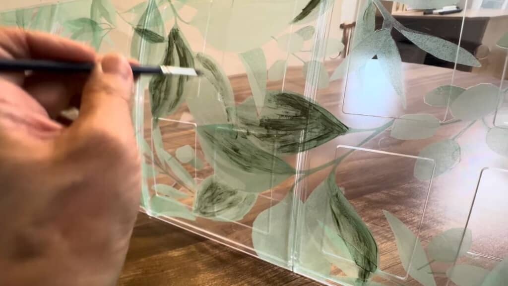 ネイルでリーフの風味を描き足す様子