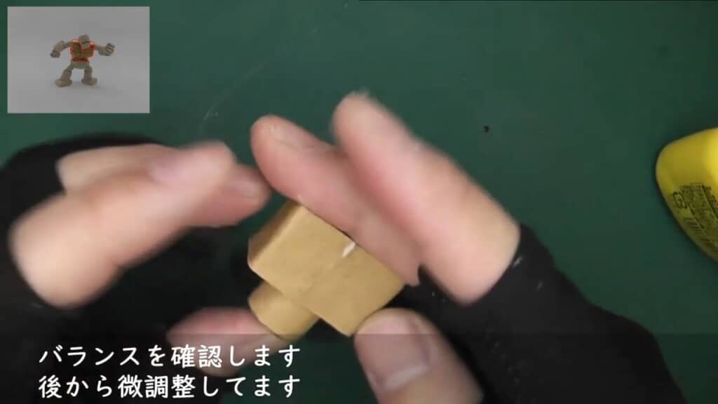 胸部は段ボールを重ねて作成。さらに段ボールを貼って、断面を隠します