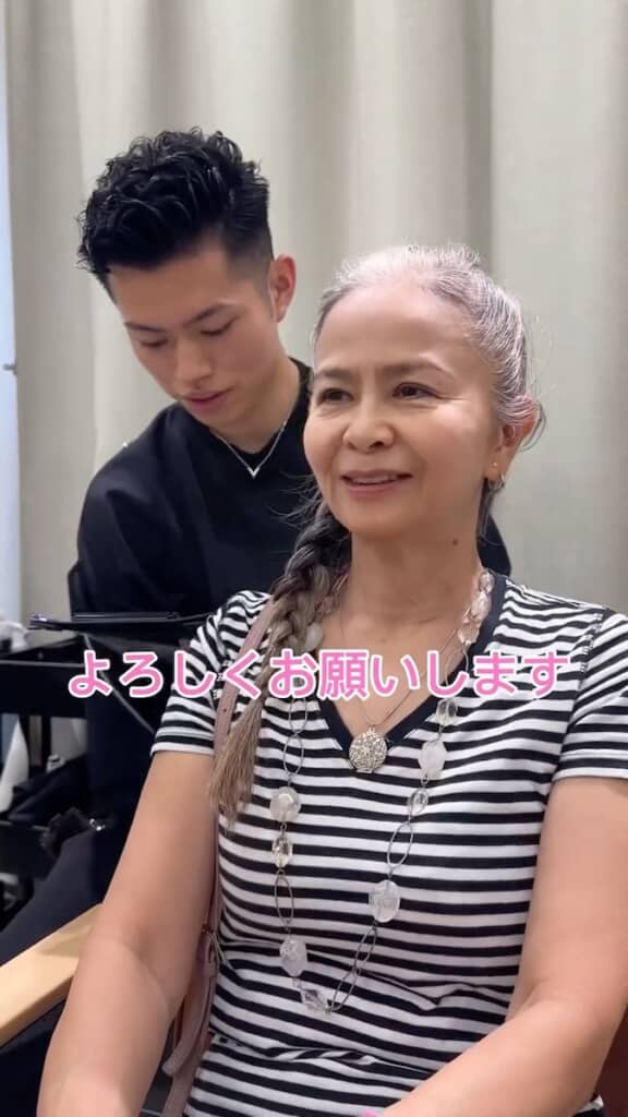 白髪ロングヘアの女性が来店