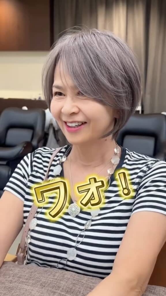 鏡の前で笑顔を見せる女性