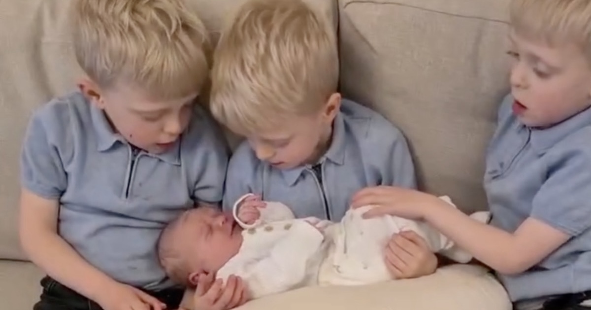 5歳の三つ子にできた弟→1年後……「抱きしめてあげたい」　いとおしすぎる光景に「優しさが光ってる」「神様からの贈り物ですね」【海外】（1/2） | 育児 ねとらぼ