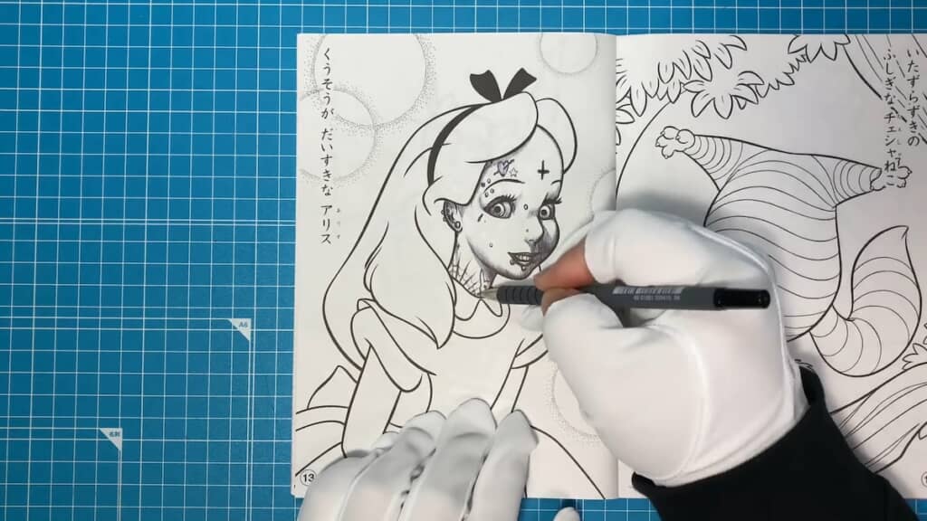 首元にはクモの巣が