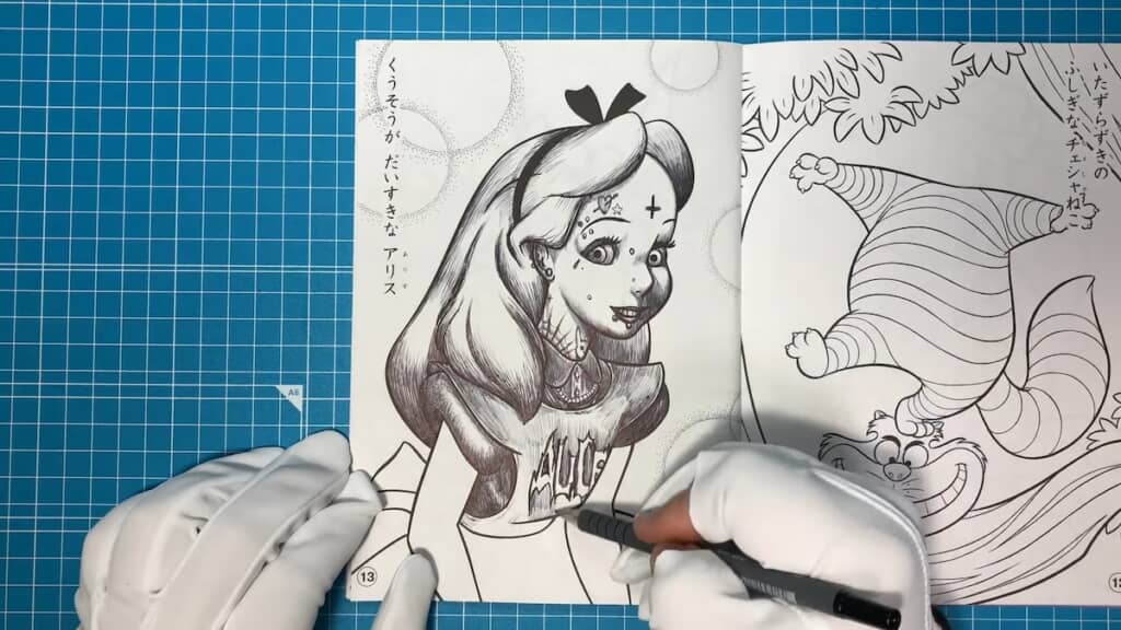 ドレスにはギザギザな「ALICE」の文字が