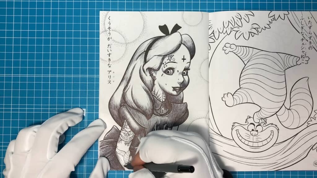 右腕にはチェシャ猫のタトゥー