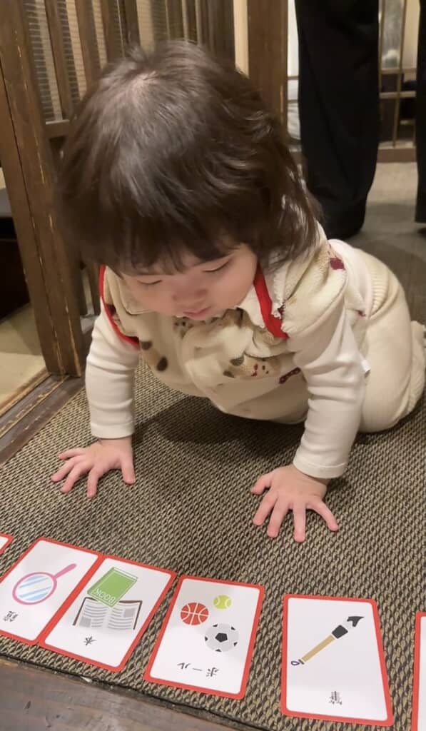 カードを前に真剣な表情を見せる娘さん