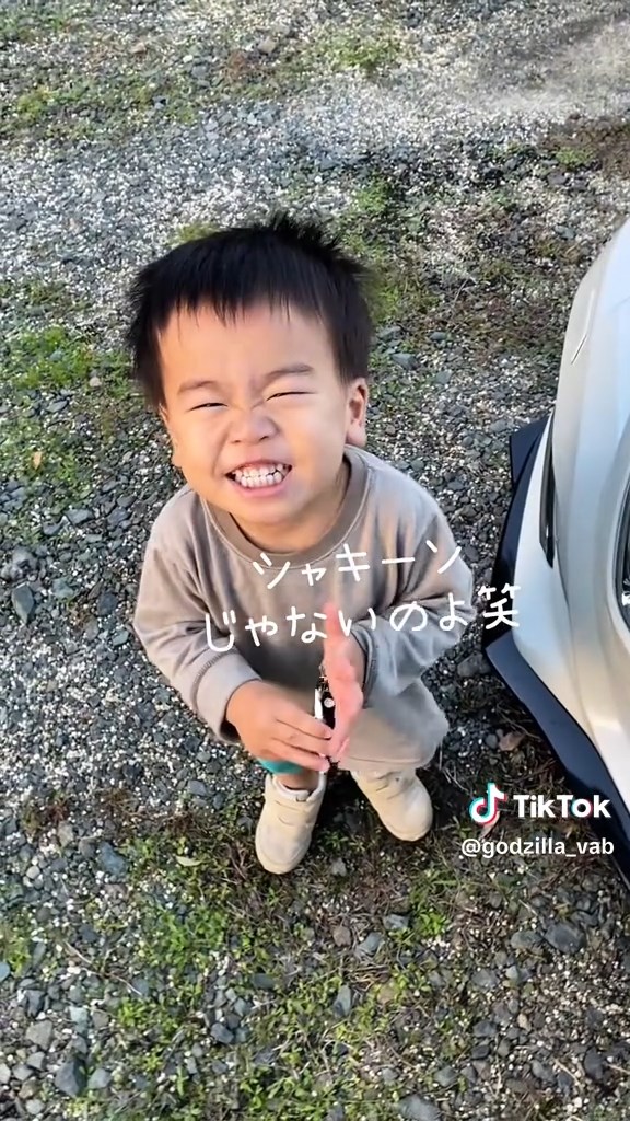 お父さんの絶叫に何を思ったのか、とりあえずニッコリ