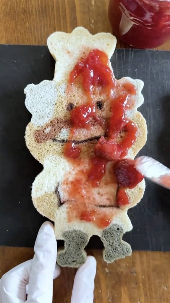 いちごジャムを塗ります