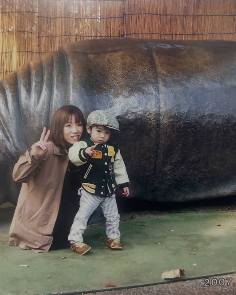 小さな息子さんと一緒に撮影した2007年