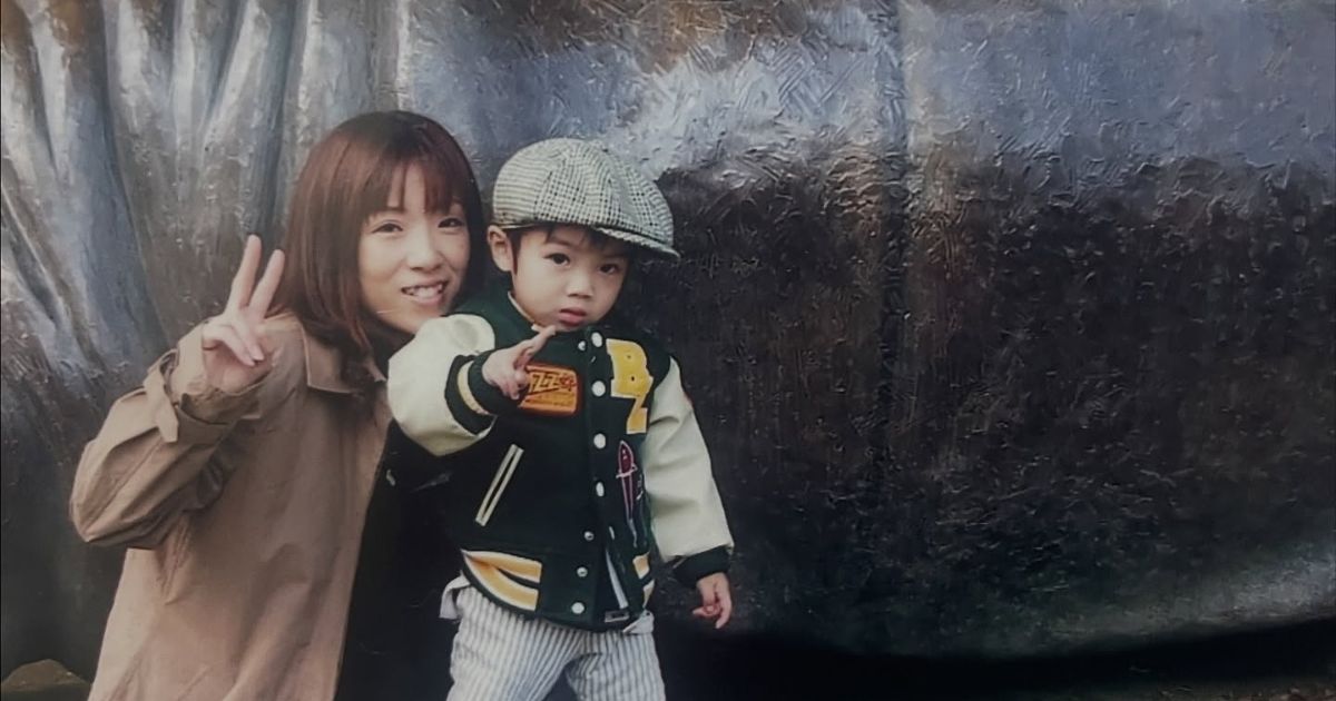 動物園で撮ったママと幼い息子→18年後、同じ場所と同じポーズで再現したら……　「待って」「時間止まってませんか？」2人の姿に驚き（1/3） | ライフスタイル ねとらぼ