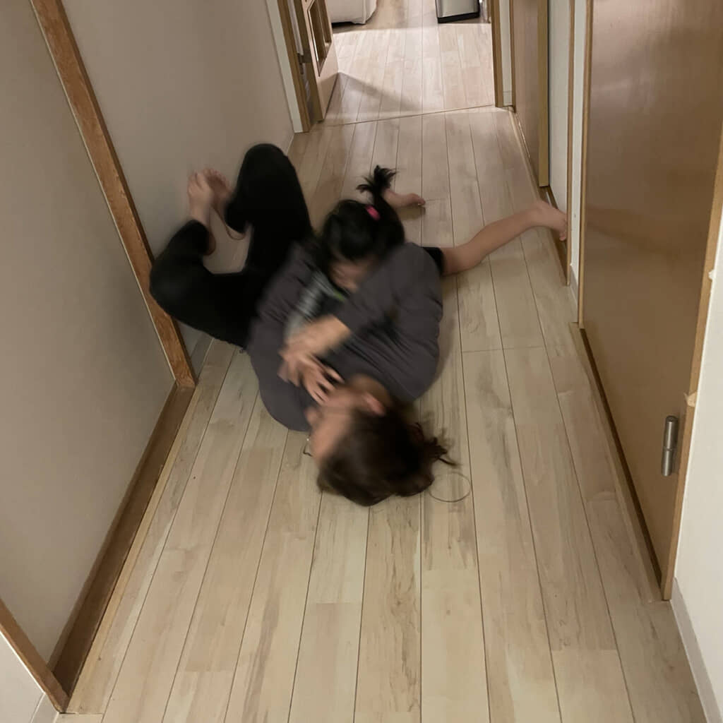 パパの部屋に行きたい娘をママが阻止！