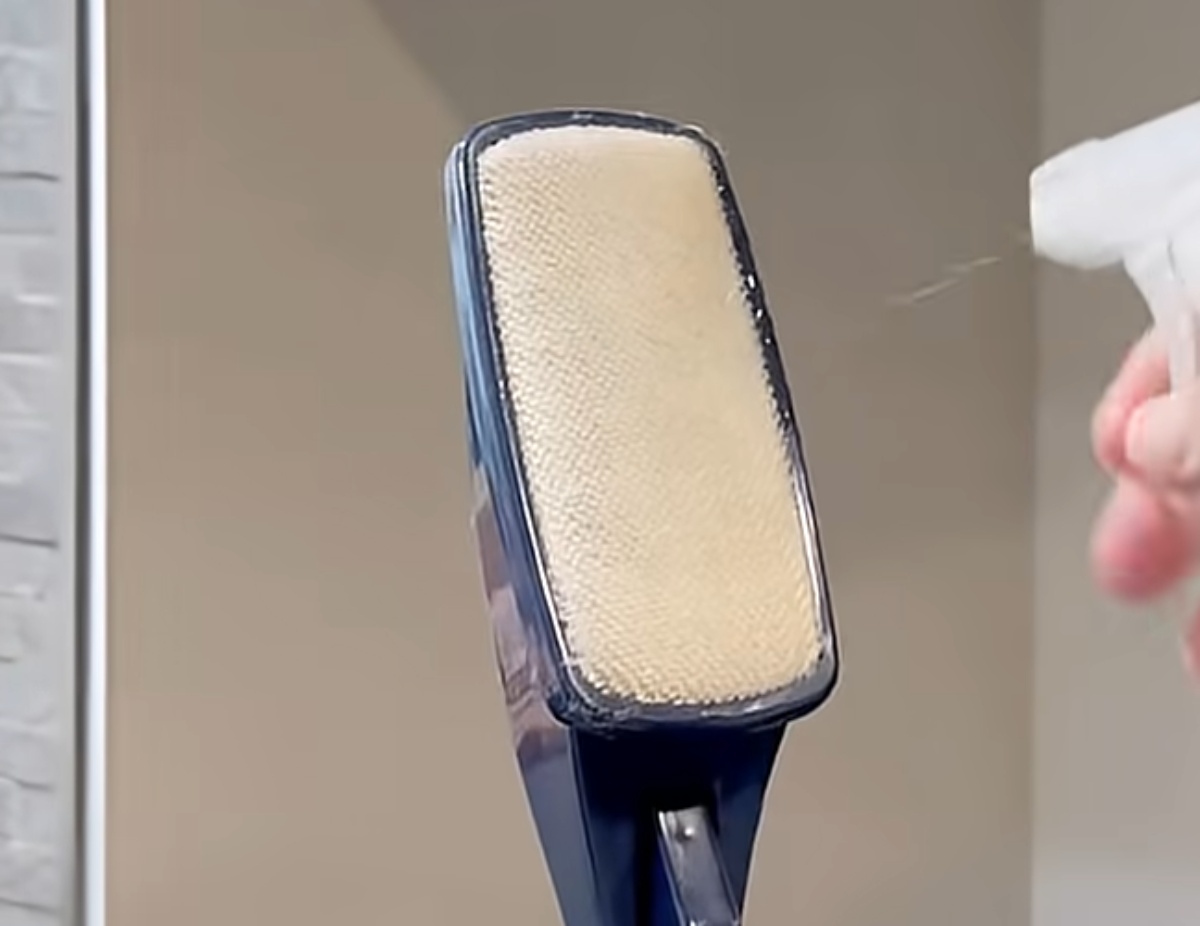 エチケットブラシに水をかけるだけで……「コレはすごい」320万再生された意外すぎる活用法に「目から鱗」（1/3） | ライフハック ねとらぼ