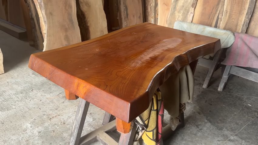 ケヤキの一枚板を使った座卓