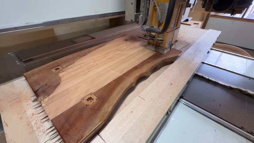 プレーナーにより削られていく天板の裏面