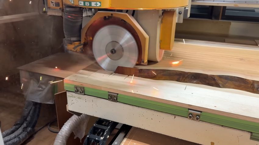 丸ノコで天板の耳部分を切り落とす