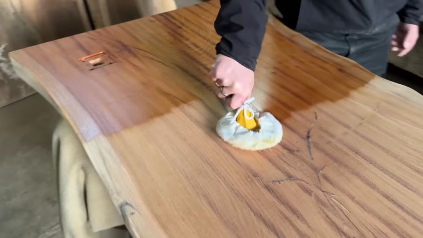 オイルを天板に塗る様子