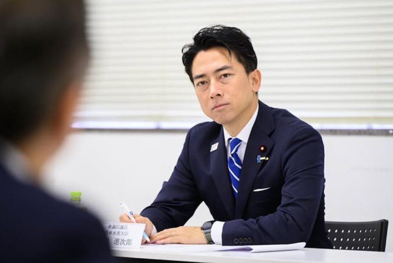 「見かけたことない」　小泉進次郎防衛大臣が食べていた、“まさかの昼食”が400万表示「知らんかった」「どこかで買えるのか」（1/4） | グルメ ねとらぼ