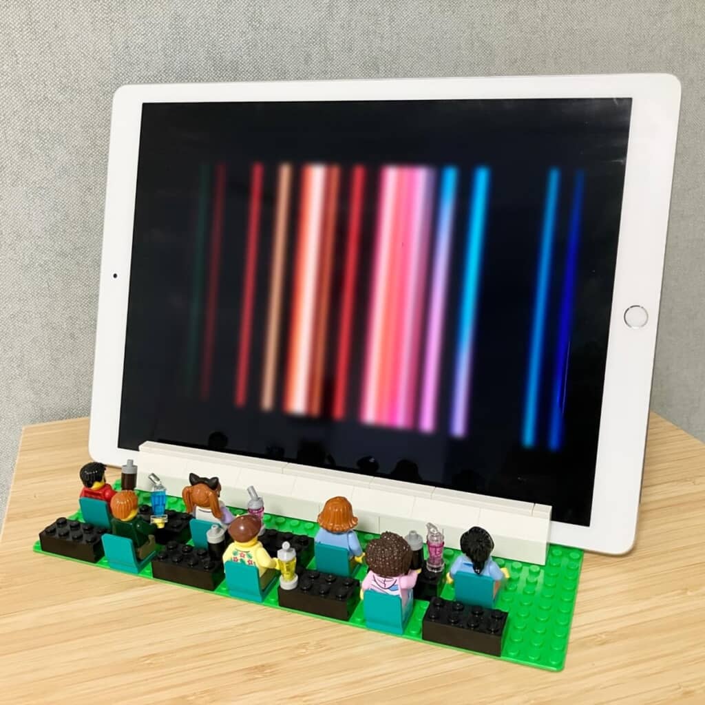 LEGOブロックとフィギュアを使って息子が作ったタブレットスタンド