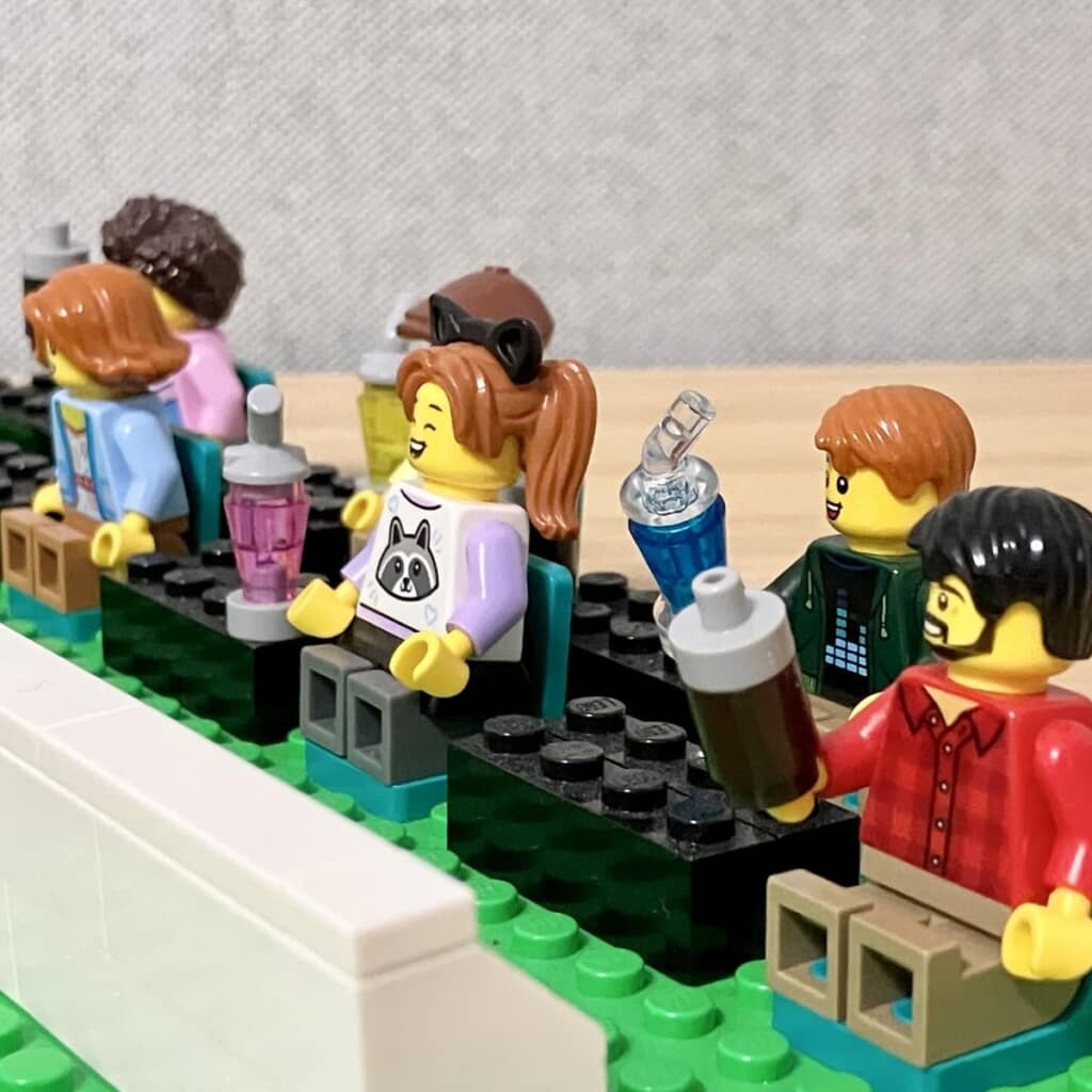 ドリンクを持っていたり、傍らに置いたりしているLEGOキャラクター