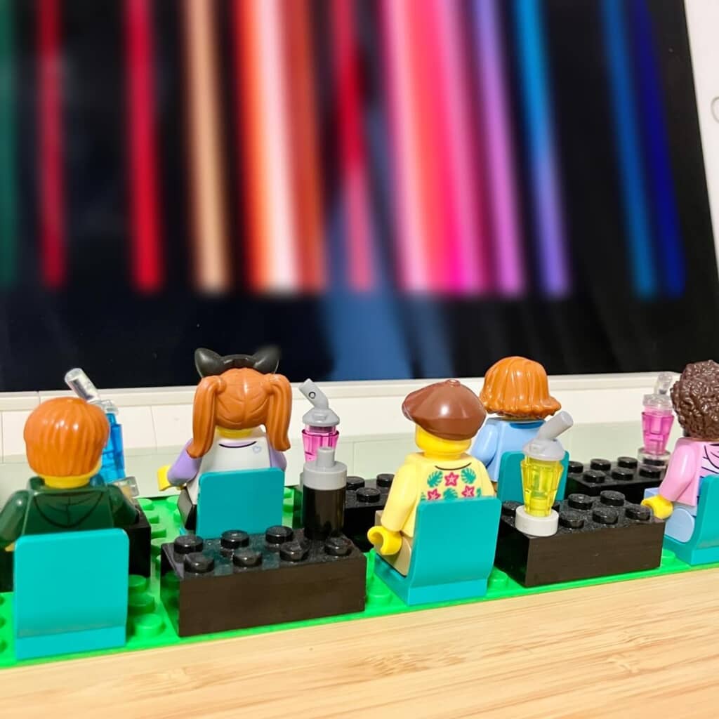 LEGOキャラクターと一緒にスクリーンを見ている気分になれるスタンド