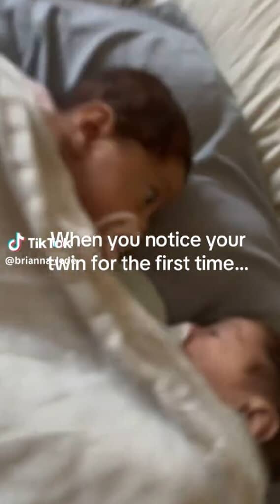 寝ている双子の赤ちゃん