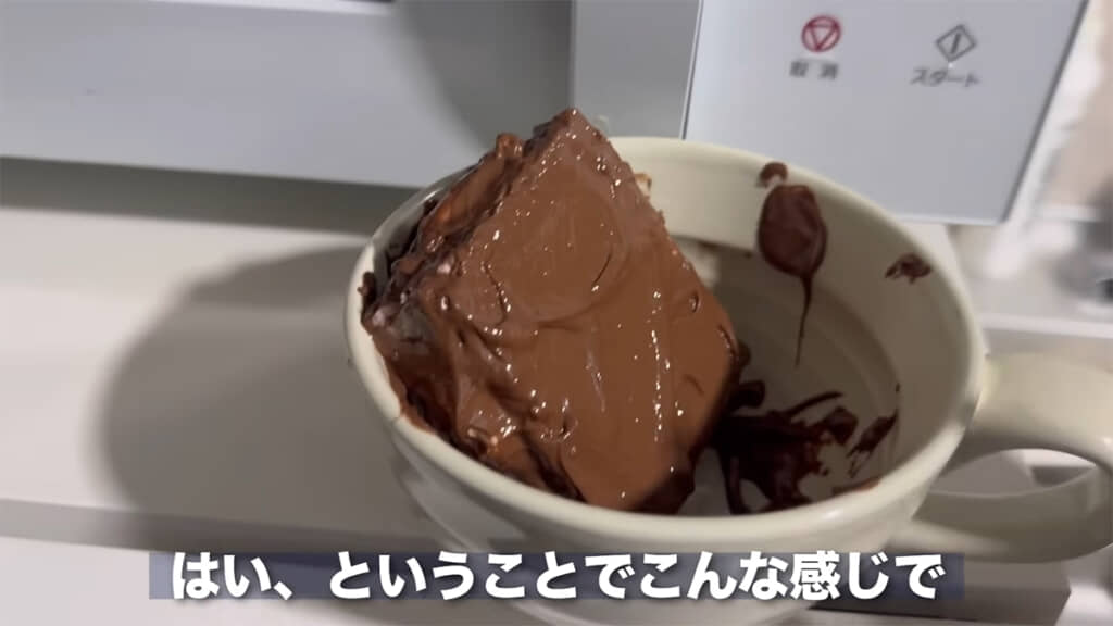 ウエハースにマシュマロを挟んでチョコでコーティングしました