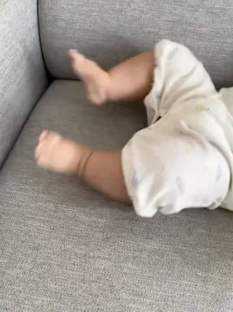 足をばたつかせる赤ちゃん