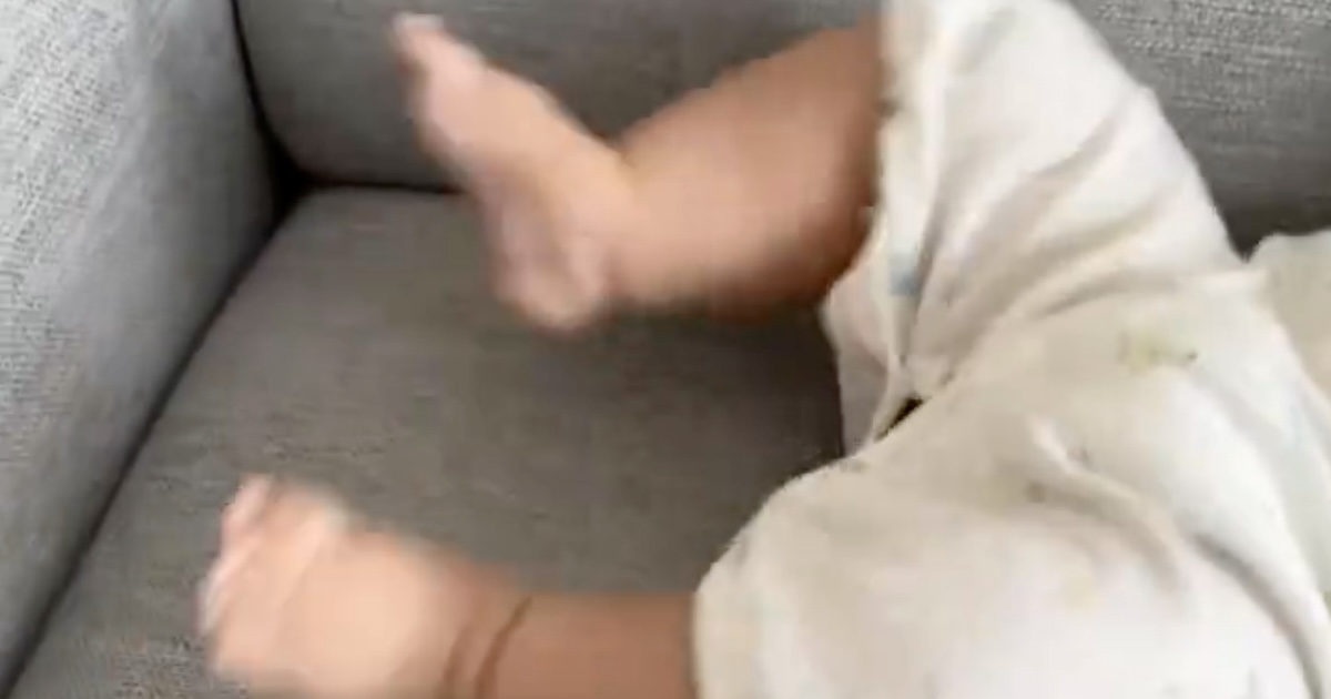 足をバタバタさせる6カ月赤ちゃん→次の瞬間……「どうしたww」　電車で見ちゃダメな“まさかの姿”が160万再生「AI生成でもしない動き」（1/3） | 育児 ねとらぼ