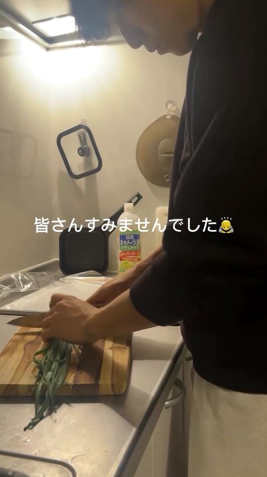 ニラをカットする