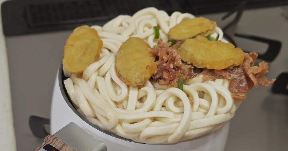 鍋からはみ出した冷凍うどん→もう無理かと思ったら、数秒後まさかの……「これが家事スキル」　思わぬ光景に「プロですね」（1/4） | ライフスタイル ねとらぼ