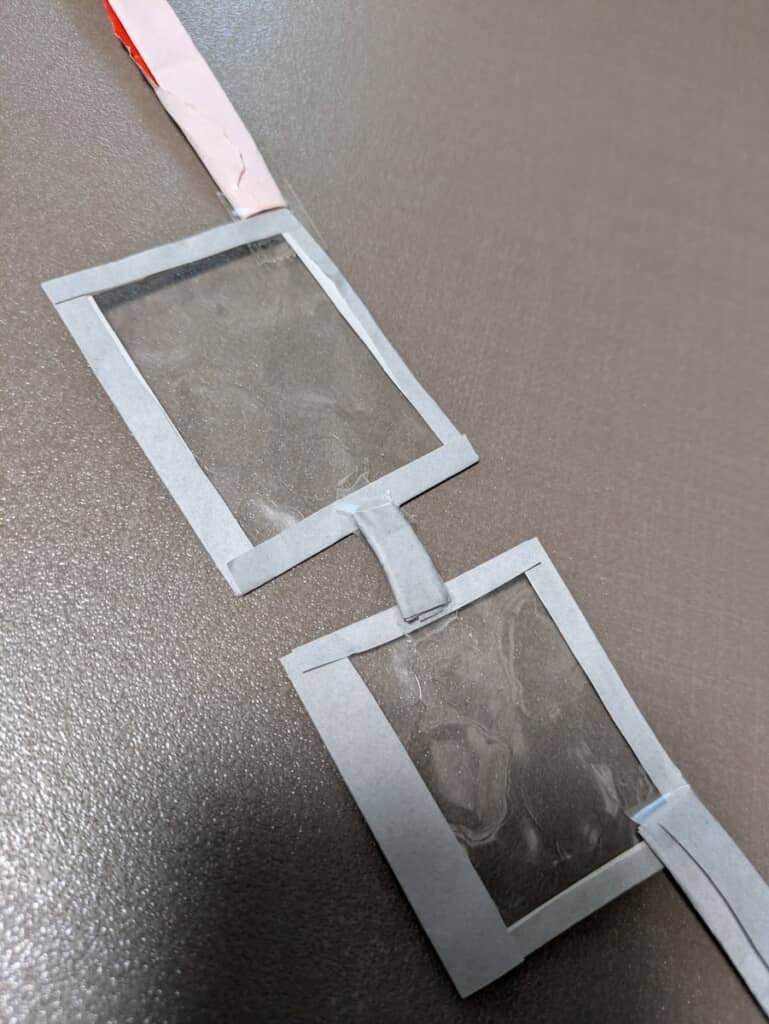 玉ねぎの催涙物質から目を守るために作ったメガネ（画像提供：nyaha／@aoaoi0423さん）