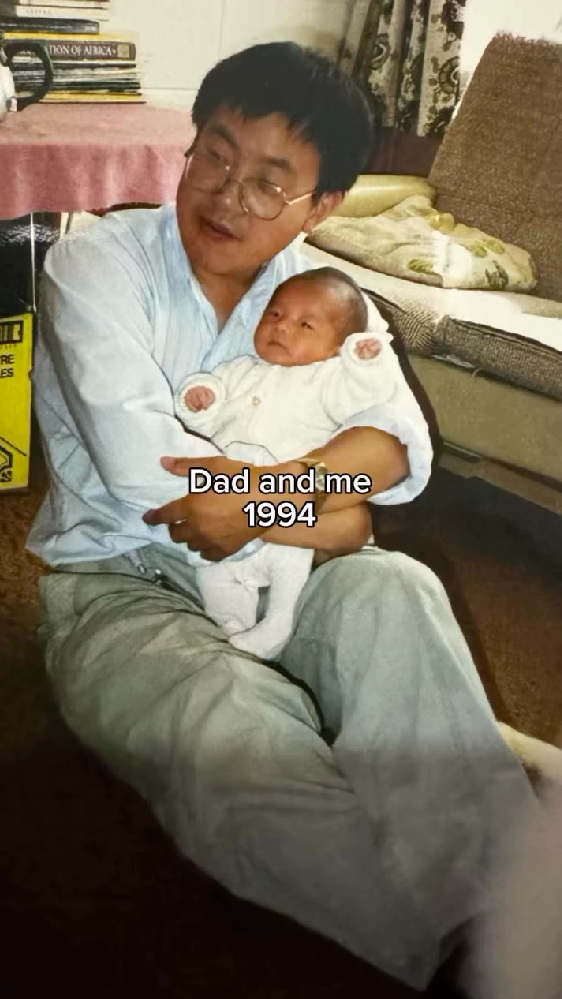 1994年に抱っこされていた息子と父